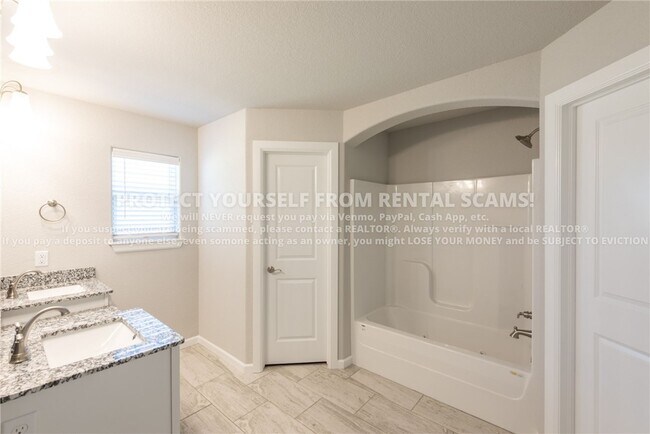 Building Photo - 4476 W Newton Ave