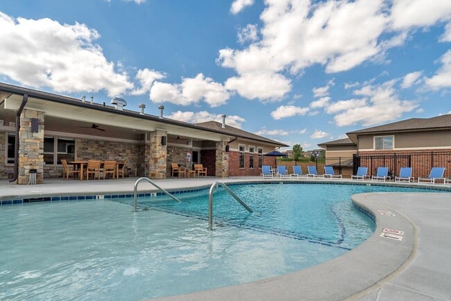 Building Photo - The Villas at Falling Waters