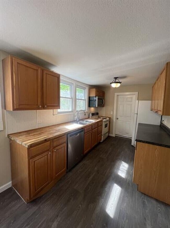 Building Photo - Lenoir City 37771 - Charming 3-Bed, 1.5-Bath Farm-Style Home Within City Limits - Contact Chad We...