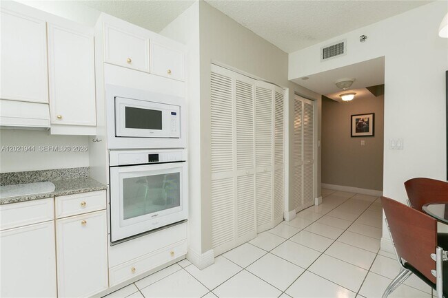 Building Photo - 8855 Collins Ave