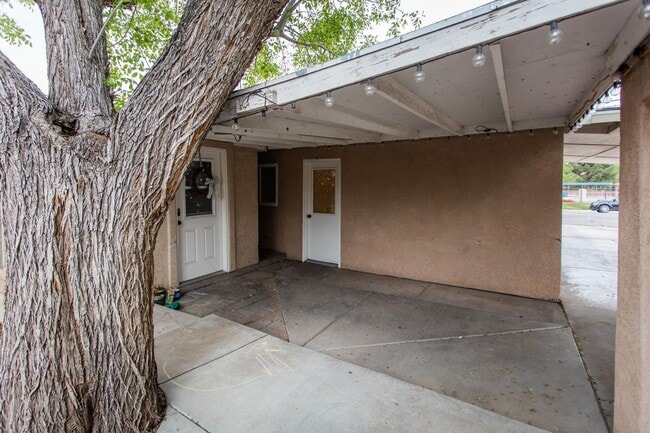 Building Photo - Beautiful Private Yard! Covered Parking!
