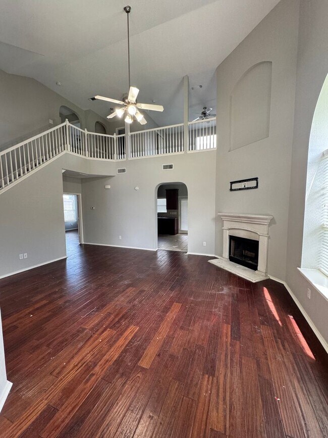 Building Photo - Spacious Midway ISD Home