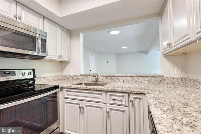 Building Photo - Welcome to contemporary luxury living in this beautifully renovated 2bd 2.5bth penthouse condo