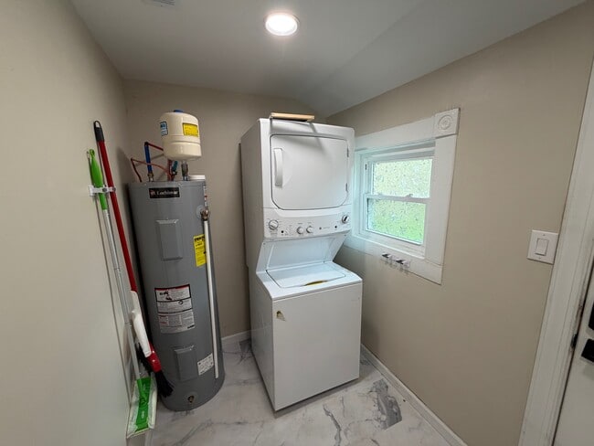 Building Photo - 1326 Morton Ave SE