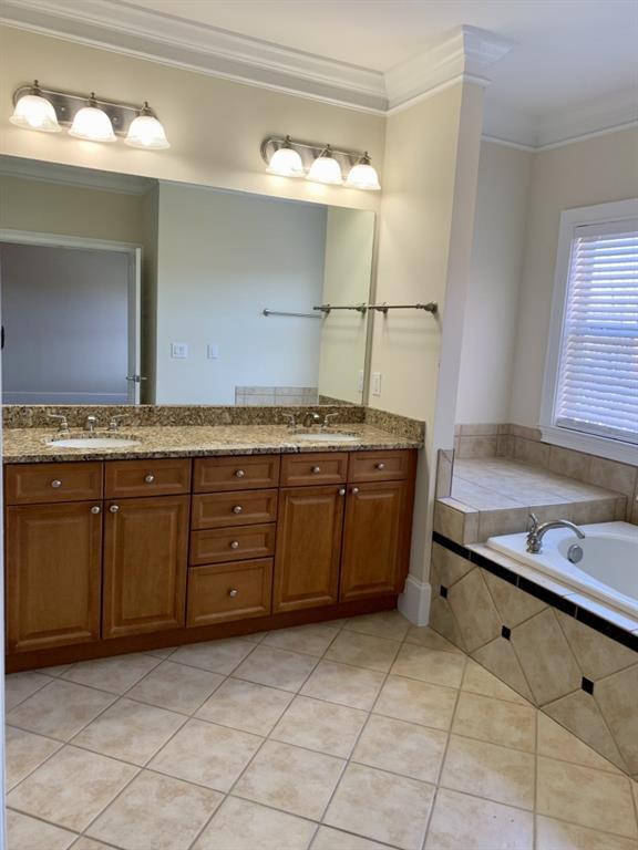 Building Photo - 5460 Glenridge View NE