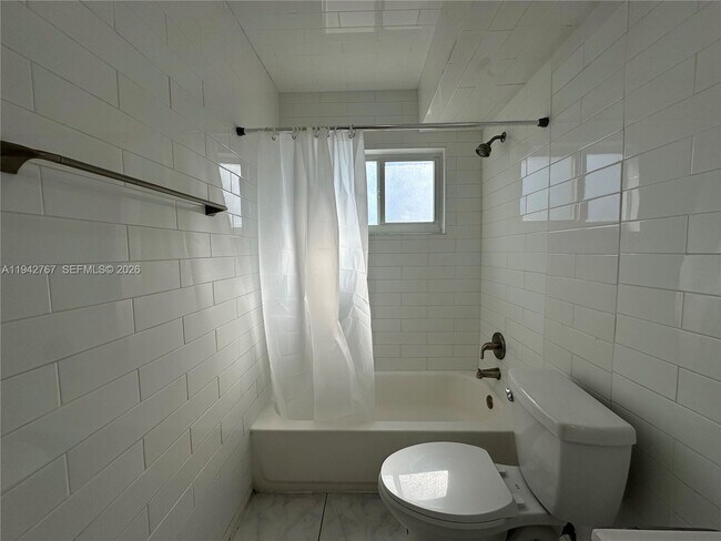 Building Photo - 1400 NE 56th St