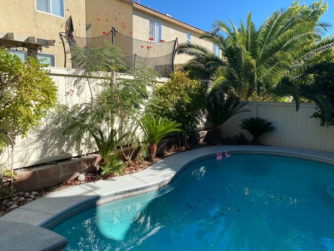 Building Photo - NW!!! 4 bedrooms!!! Pool and Spa!!! All ti...