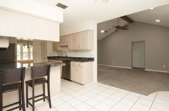 Building Photo - Great Location in Mary Esther