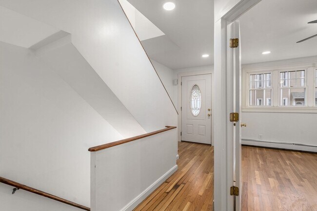 Building Photo - 431 E 6th St