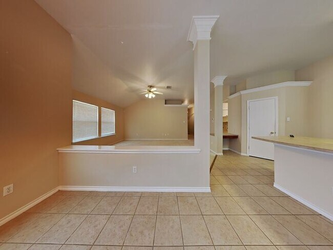 Building Photo - *No App Fee.*$1,000 off First Month* move ...