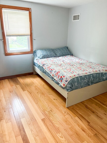 Building Photo - 11 Livingstone Ave