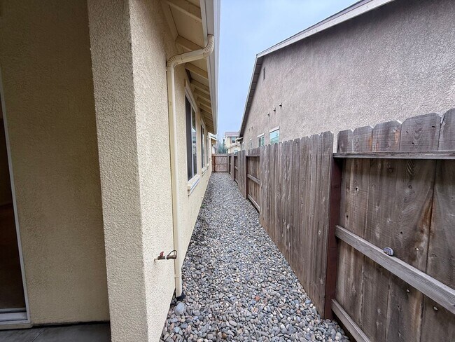 Building Photo - 2021 built two story in Oakdale!