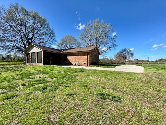 Building Photo - 1422 Old Peachland Rd