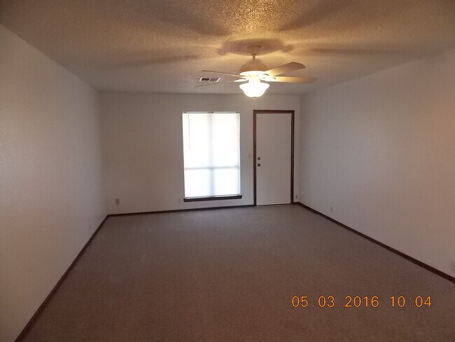 Building Photo - Duplex for lese