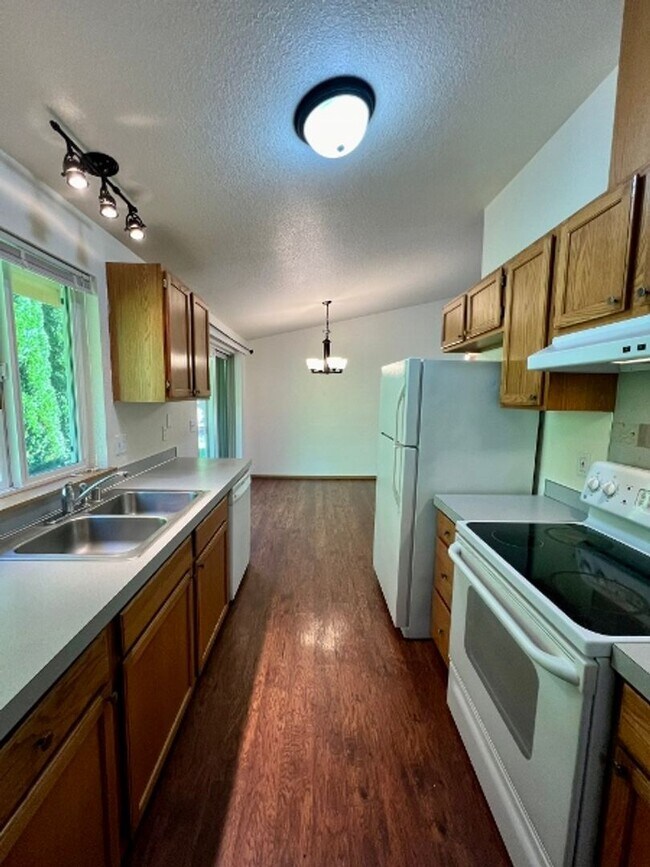 Building Photo - PENDING APPLICATION; 3 BD w/ Vaulted Ceiling