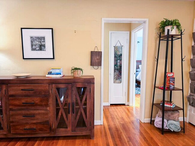 Building Photo - 16018 Windsor Dr