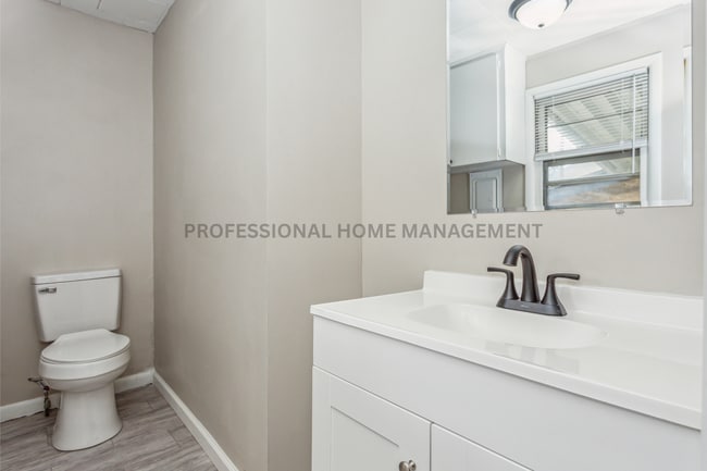 Building Photo - Beautifully updated 3 bedroom 1 1/2 bath h...