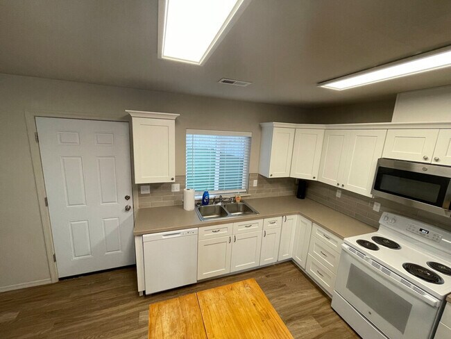 Building Photo - 601 S Kent St