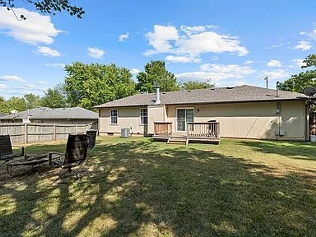 Building Photo - 3 Bed 2 Bath 2 Car Garage Available Now!!!