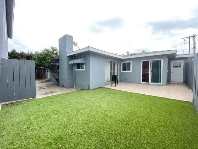 Building Photo - 4BD/2BA, Remodeled Kitchen! Newer Floors!