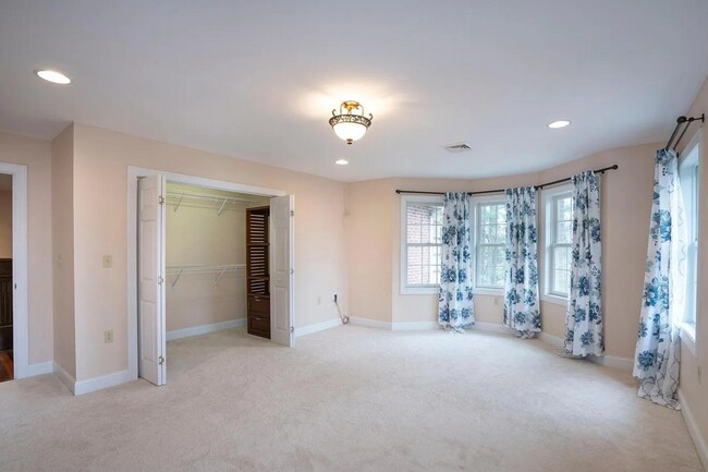 Building Photo - 4 Bedroom House For Rent