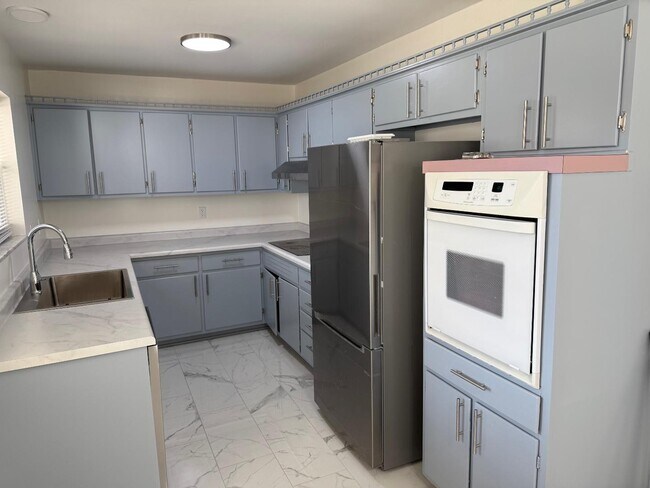 Building Photo - 663 Redwood Dr