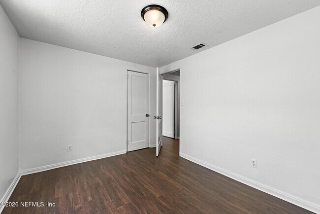 Building Photo - 1424 W 9th St