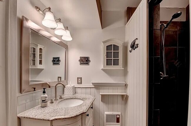 Building Photo - 561 Russell Rd