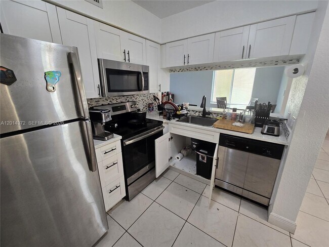Building Photo - 1001 Coral Club Dr