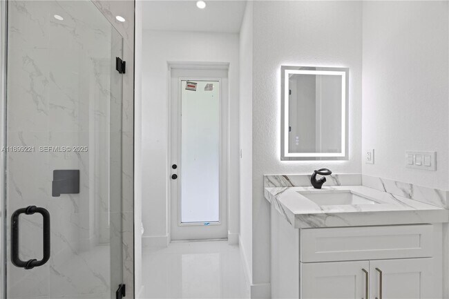 Building Photo - 3111 W 17th St