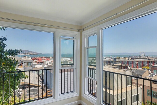 Building Photo - RENOVATED 3BR w/ Dining Room. VIEWS! Parking Avail., FREE Laundry!