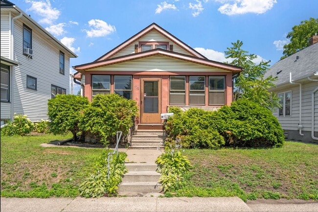 Building Photo - Your Timeless Haven in St. Paul for $2,599/month! $250 OFF 1st MONTH!