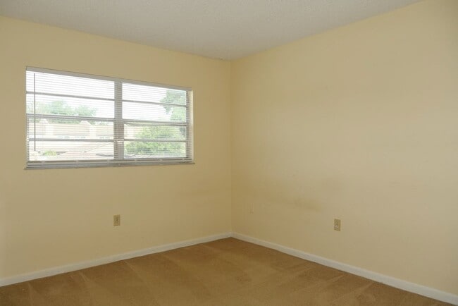 Building Photo - Desirable Maitland townhome