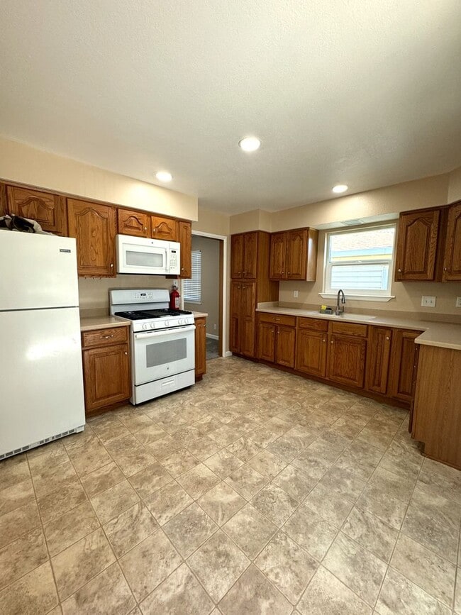 Building Photo - 3-Bedroom Home with Spacious Backyard Available to move in April 1