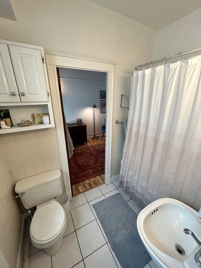 Building Photo - 2 bed 1 bath Cap Hill Condo w/Parking!