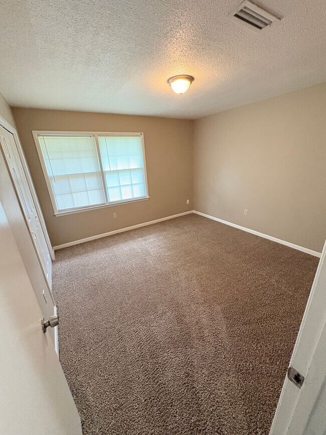 Building Photo - 102 Navaho Dr