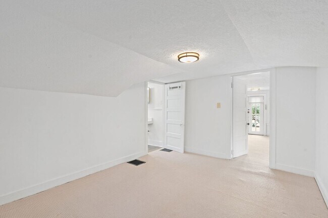 Building Photo - Adorable East Nashville Cottage w/ HUGE Fully-Fenced backyard!