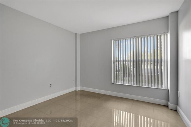 Building Photo - 4156 Inverrary Dr