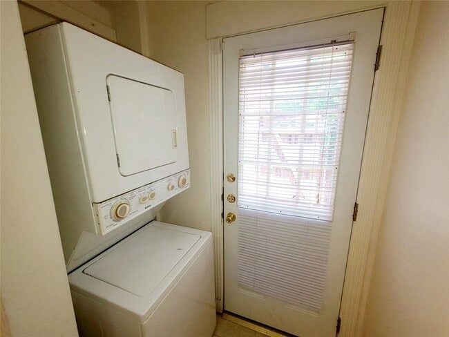 Building Photo - 6202 Goliad Ave