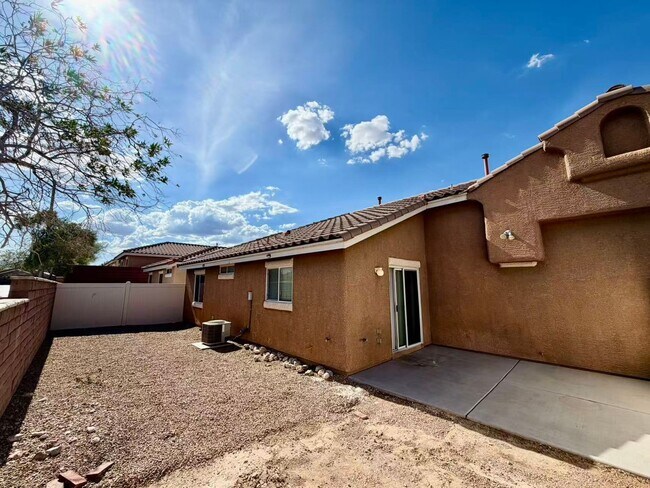 Building Photo - CUTE ONE STORY TOWNHOME