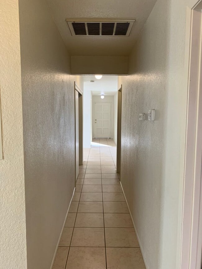 Building Photo - MON390