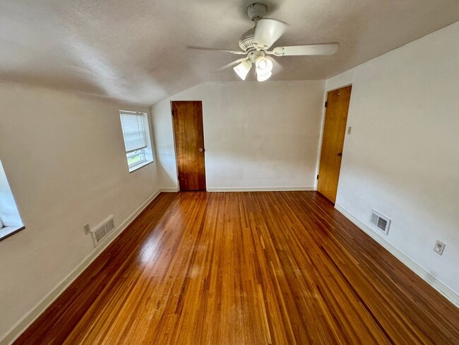Building Photo - Charming 2 Bed 1 Bath in Beechview!