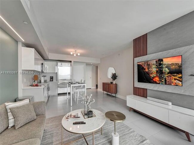 Building Photo - 1300 Brickell Bay Dr