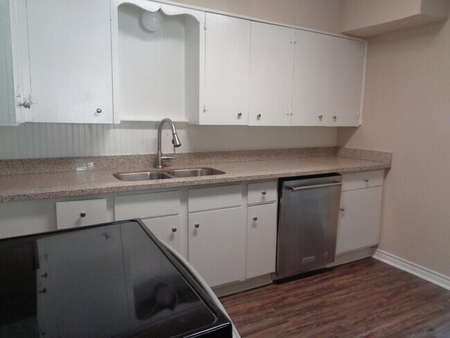 Building Photo - 324 Azalea St