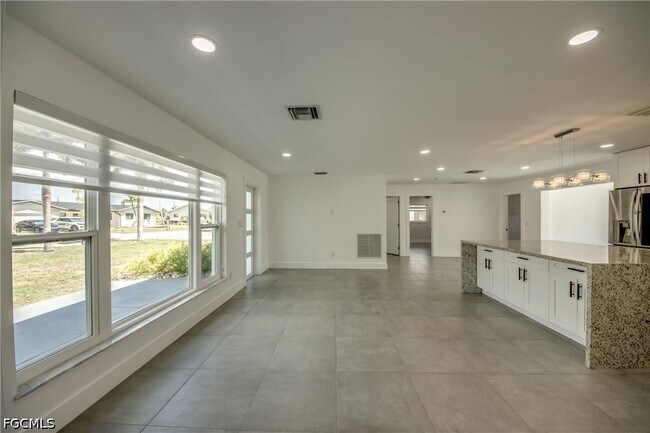 Building Photo - 4312 S Pacific Cir