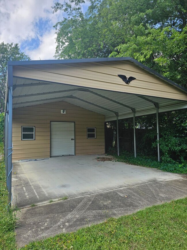 Building Photo - 3 Bed, 2 Bath with Screened in Porch