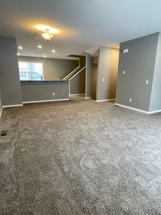 Building Photo - Champlin Town Home, Fireplace, 2 Car Garag...