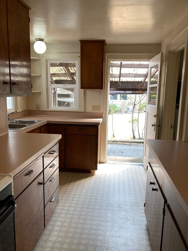 Building Photo - Campus House ~ 3 bedroom, 2 bath