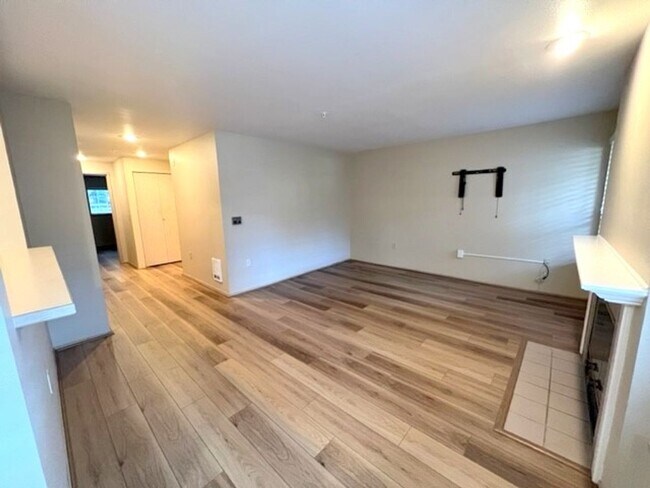 Building Photo - 2bd/2ba Woodinville Condo
