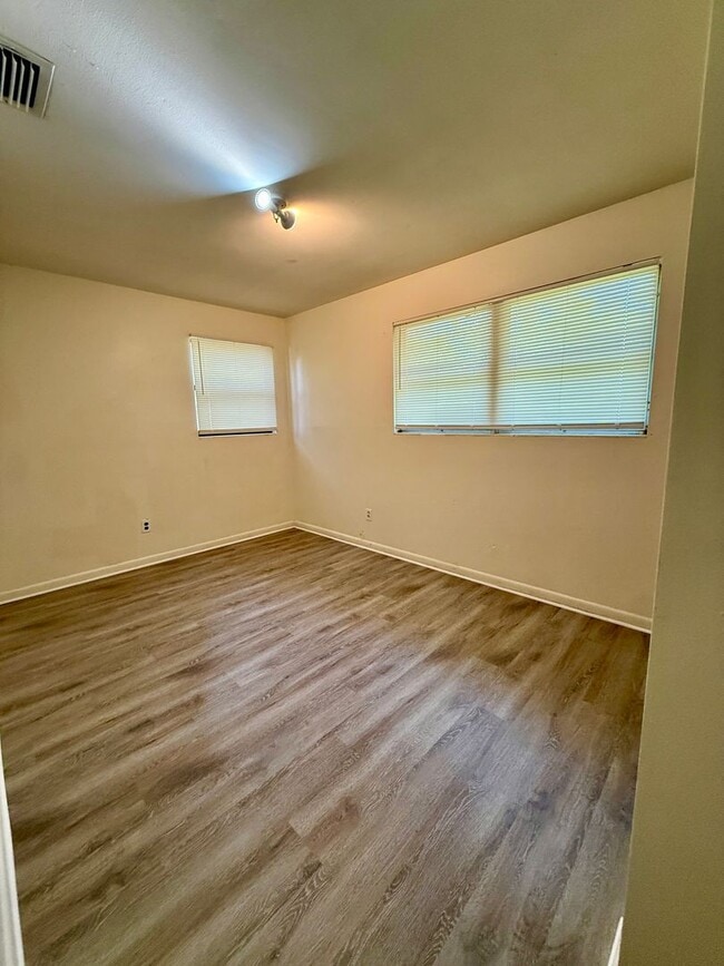 Building Photo - 1053 Legay Ave